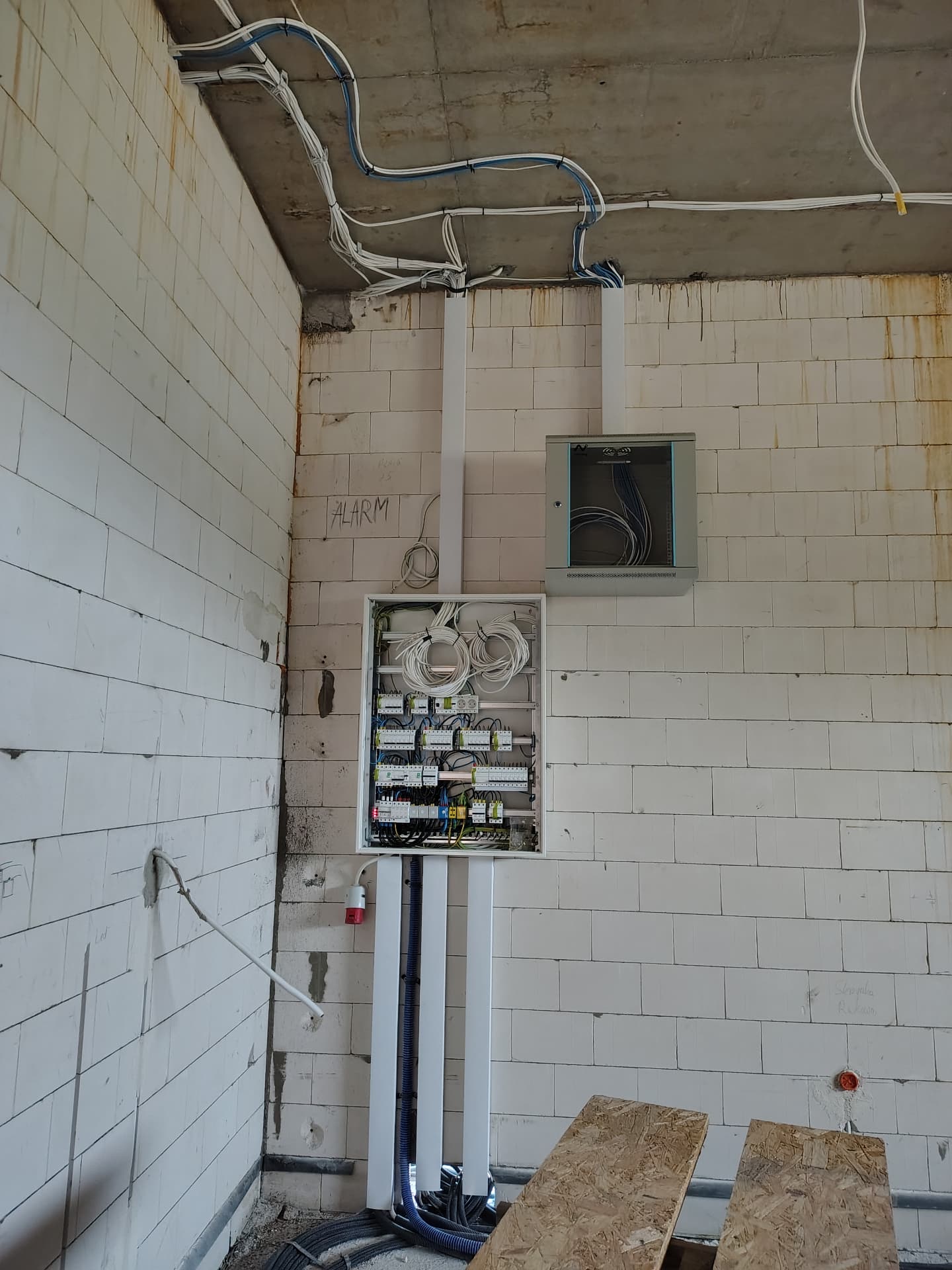 Puszki i przewody przygotowane pod osprzęt elektryczny